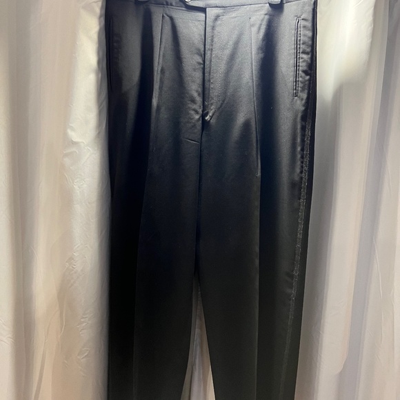 TUXEDO - Picture 4 of 5